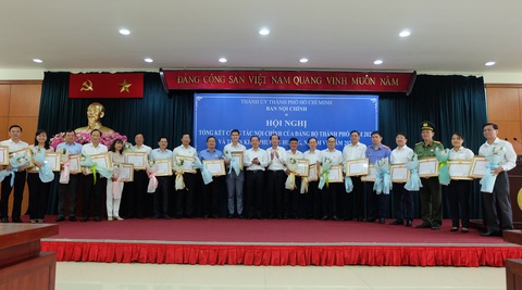TP.HCM tổng kết công tác nội chính năm 2023- Ảnh 2. 22 cơ quan, đơn vị tại TP.HCM được nhận bằng khen vì có thành tích xuất sắc trong công tác nội chính - Ảnh: TIẾN LONG