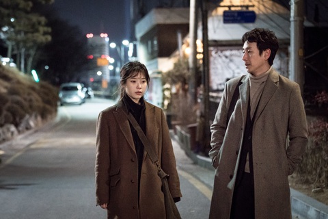 Xem lại My Mister của Lee Sun Kyun, để thấy đời không như phim- Ảnh 3. My Mister được bao trùm bởi bầu không khí buồn bã và ảm đạm - Ảnh: tvN