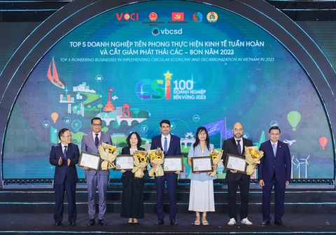 Heineken Việt Nam được công nhận là 'doanh nghiệp phát triển bền vững nhất' năm thứ 8- Ảnh 1. Đại diện Heineken Việt Nam nhận bằng khen nhờ nỗ lực tối đa hóa kinh tế tuần hoàn và cắt giảm carbon