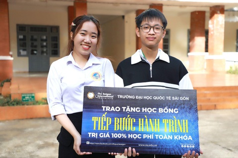 SIU ‘tiếp lửa’ ước mơ cho học sinh có hoàn cảnh khó khăn- Ảnh 3. SIU ‘tiếp lửa’ ước mơ cho học sinh có hoàn cảnh khó khăn- Ảnh 3.