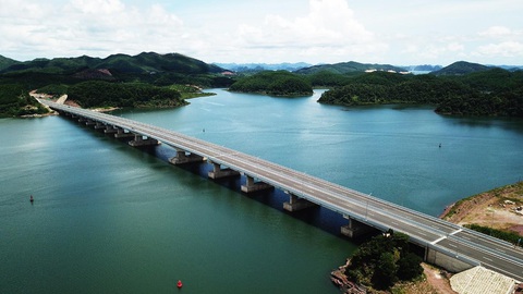 Dấu ấn phát triển kinh tế sau 5 năm Quảng Ninh khánh thành 3 công trình giao thông trọng điểm- Ảnh 5. Cao tốc Hạ Long - Vân Đồn là mảnh ghép không thể thiếu trong bộ ba
