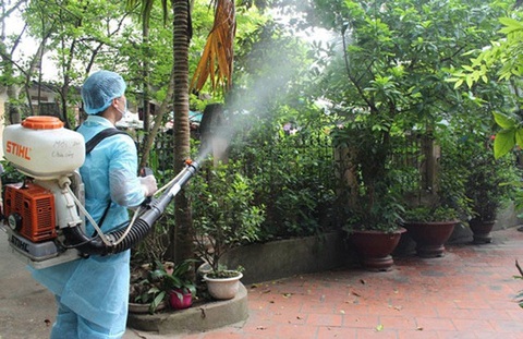 Phun thuốc cơ quan, đơn vị và khu vực sinh sống của người dân vùng biên giới - Ảnh: VIÊN NGUYỄN Cán bộ ngành y tế tỉnh Đắk Nông phun thuốc diệt muỗi, côn trùng tại các cơ quan, đơn vị và khu vực sinh sống của người dân vùng biên giới - Ảnh: VIÊN NGUYỄN