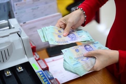 Lãi suất liên ngân hàng bất ngờ ‘dậy sóng’- Ảnh 3. Các ngân hàng vẫn tiếp tục hạ lãi suất huy động xuống mức thấp hơn - Ảnh: QUANG ĐỊNH
