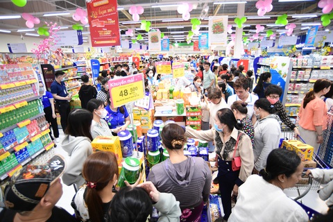 Đưa Tết Việt lên online, thoải mái thanh toán không tiền mặt- Ảnh 1. Người tiêu dùng An Giang mua sắm Tết tại Co.opmart Chợ Mới - Ảnh: QUANG ĐỊNH