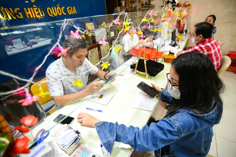 Giao dịch vàng miếng tại SJC, quận 3, TP.HCM vào sáng 29-12 - Ảnh: QUANG ĐỊNH Giao dịch vàng miếng tại SJC, quận 3, TP.HCM vào sáng 29-12 - Ảnh: QUANG ĐỊNH