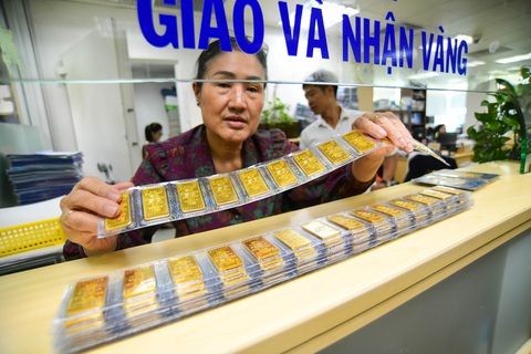 Nhiều chuyên gia kiến nghị bỏ độc quyền vàng miếng để tránh những đợt sốt giá như vừa qua - Ảnh: QUANG ĐỊNH Kiểm soát chặt chẽ thị trường vàng, xử nghiêm các hành vi vi phạm - Ảnh: QUANG ĐỊNH