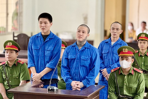 Nhóm giang hồ lãnh án vì tàng trữ 4 khẩu súng và 172 viên đạn- Ảnh 1. Nhóm giang hồ lãnh án vì tàng trữ 4 khẩu súng và 172 viên đạn quân dụng - Ảnh: TIẾN VĂN
