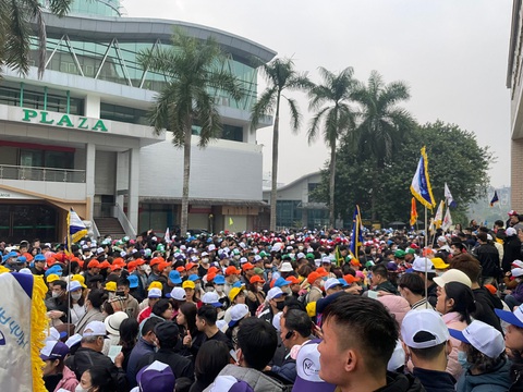 Lượng khách làm thủ tục thông quan tăng cao trong ngày 30-12 - Ảnh: THANH TOÀN Lượng khách làm thủ tục thông quan tăng cao trong ngày 30-12 - Ảnh: THANH TOÀN