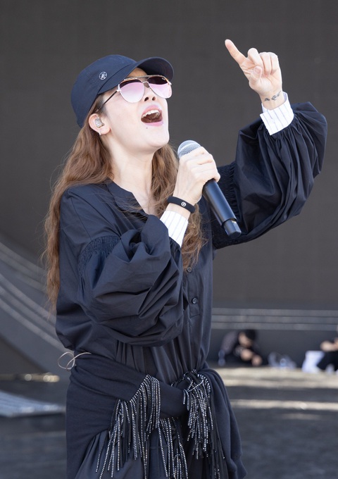 Lộ giọng hát thật 'Voi Bản Đôn' Anh Tú khi 'quên' bật beat nhạc- Ảnh 2. Thu Phương liên tục chiêu đãi nhiều bản hit một cách ngẫu hứng trên sân khấu tổng duyệt