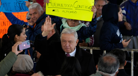 Tổng thống Mexico Andrés Manuel López Obrador chào người dân khi đến dữ lễ khánh thành Tổng thống Mexico Andrés Manuel López Obrador chào người dân khi đến dự lễ khánh thành "Siêu tổng kho dược phẩm quốc gia vì sức khỏe người dân" ngày 29-12 (giờ địa phương) - Ảnh: AP