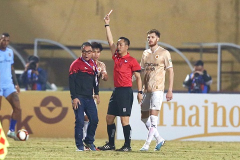 'Vua thẻ' của V-League lại là một HLV- Ảnh 1. Ông Trần Tiến Đại (trái) xứng danh 'vua thẻ' ở V-League - Ảnh: MINH ĐỨC