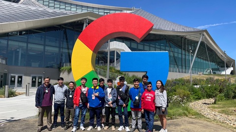 Đưa học trò tới Google, LG, Hyundai…- Ảnh 1. Thầy Đỗ Bách Khoa (ngoài cùng, bên trái) cùng học trò THPT Chi Lăng ghé thăm trụ sở Google tại Hoa Kỳ