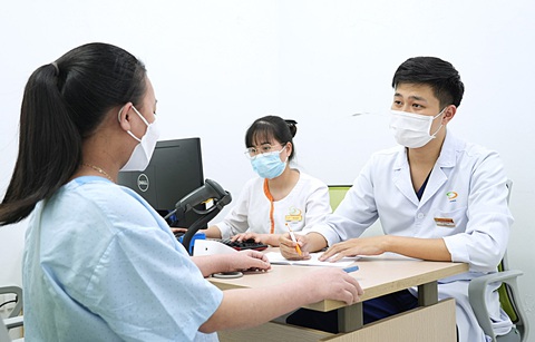 Tư vấn cho người bệnh đến khám tại Bệnh viện Nam học và Hiếm muộn Hà Nội - Ảnh: D.LIỄU Tư vấn cho người bệnh đến khám tại Bệnh viện Nam học và Hiếm muộn Hà Nội - Ảnh: D.LIỄU
