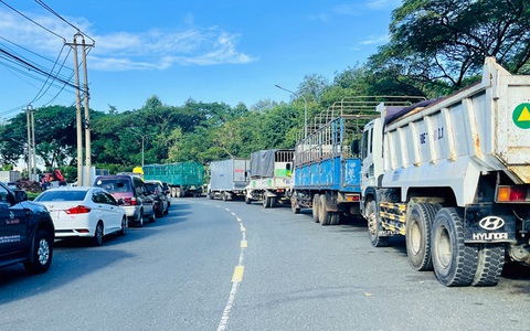 Đề nghị Đồng Nai trưng dụng thêm đăng kiểm viên để tránh ùn tắc xe đi đăng kiểm- Ảnh 1. Xe cộ xếp hàng dài trước Trung tâm đăng kiểm xe cơ giới 60-01S ở TP Biên Hòa, Đồng Nai - Ảnh: A LỘC