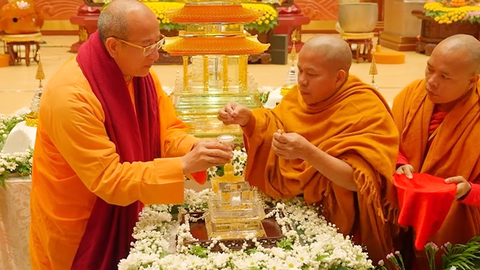 Thứ trưởng Vũ Chiến Thắng: Xử lý sớm, dứt điểm vụ 'xá lợi tóc Đức Phật'- Ảnh 6. Đại đức Thích Trúc Thái Minh (bìa trái) - Ảnh: website chùa Ba Vàng