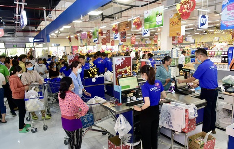 Khám phá trung tâm thương mại lớn nhất Cái Bè, Tiền Giang- Ảnh 8. Khách tham quan, mua sắm đông đúc tại siêu thị từ sáng sớm - Ảnh: T.T.D.