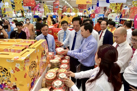 Khám phá trung tâm thương mại lớn nhất Cái Bè, Tiền Giang- Ảnh 2. Chủ tịch HĐQT Saigon Co.op Vũ Anh Khoa (áo xanh) giới thiệu các sản phẩm tại siêu thị với lãnh đạo địa phương và TP.HCM - Ảnh: T.T.D.