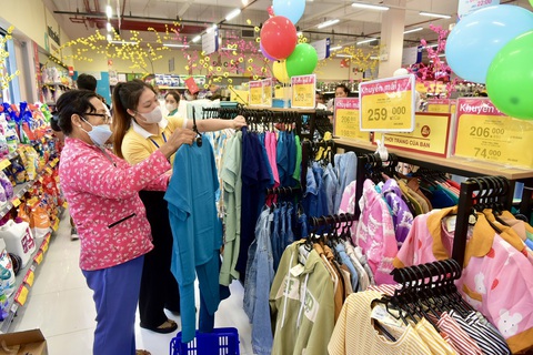 Khám phá trung tâm thương mại lớn nhất Cái Bè, Tiền Giang- Ảnh 7. Hàng trăm khuyến mãi được Co.opmart Cái Bè tung ra nhân dịp khai trương - Ảnh: T.T.D.