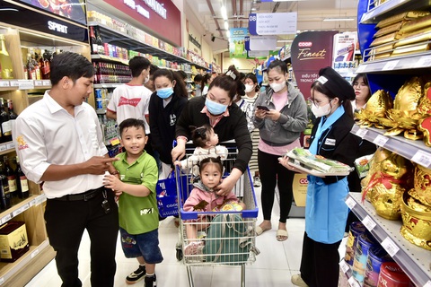 Khám phá trung tâm thương mại lớn nhất Cái Bè, Tiền Giang- Ảnh 6. Nhiều gia đình chọn đi siêu thị mua sắm, vui chơi trong ngày nghỉ lễ Tết dương lịch - Ảnh: T.T.D.