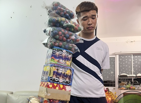 Bắt thanh niên tàng trữ pháo nổ phát hiện thêm ma túy- Ảnh 1. Nguyễn Nhật Phi và số pháo được cơ quan công an thu giữ - Ảnh công an cung cấp