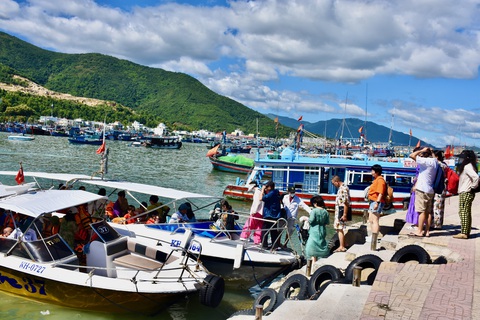 Hàng ngàn khách quốc tế đến Nha Trang trên chuyến tàu biển du lịch- Ảnh 1. Du khách đến bến tàu du lịch Nha Trang đi tour đảo - Ảnh: MINH CHIẾN