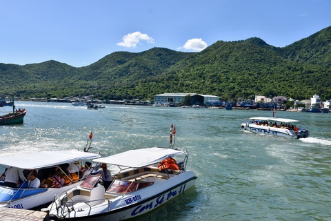Hàng ngàn khách quốc tế đến Nha Trang trên chuyến tàu biển du lịch- Ảnh 5. Ca nô hoạt động nhộn nhịp trong vịnh Nha Trang dịp nghỉ Tết dương lịch 2024 - Ảnh: MINH CHIẾN