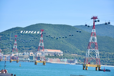 Hàng ngàn khách quốc tế đến Nha Trang trên chuyến tàu biển du lịch- Ảnh 4. Tuyến cáp treo Vinpearl hoạt động đưa du khách sang đảo Hòn Tre để vui chơi - Ảnh: MINH CHIẾN