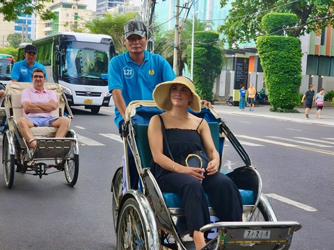 Hàng ngàn khách quốc tế đến Nha Trang trên chuyến tàu biển du lịch- Ảnh 3. Du khách tàu biển tham quan đường phố Nha Trang - Ảnh: Trung tâm xúc tiến du lịch Khánh Hòa