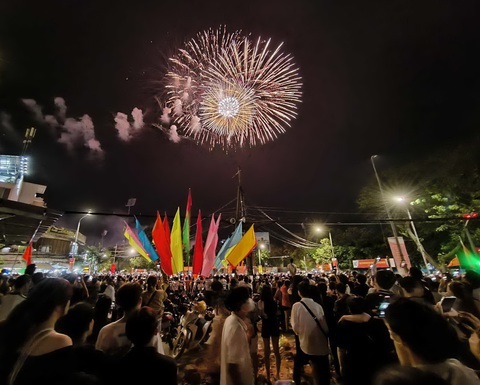Khoảng 21h30 người dân Cần Thơ đã được thưởng thức pháo hoa tầm cao tại sân vận động Cần Thơ. Năm nay Cần Thơ bắn pháo hoa sớm hơn mọi năm để mừng kỷ niệm 20 năm thành lập thành phố trực thuộc trung ương (1-1-2004 - 1-1-2024). Màn bắn pháo hoa diễn ra ngay sau chương trình nghệ thuật chào mừng sự kiện này - ẢNH: CHÍ QUỐC Tại TP Cần Thơ, lúc 21h30, người dân và du khách được thưởng thức màn bắn pháo hoa tầm cao mừng kỷ niệm 20 năm thành phố trực thuộc trung ương (1-1-2004 - 1-1-2024) và đón mừng năm mới - ẢNH: CHÍ QUỐC
