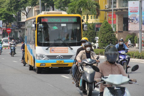 Mở lại tuyến xe buýt Đà Nẵng - Hội An và Đà Nẵng - Tam Kỳ- Ảnh 1. Một tuyến xe buýt trợ giá trên đường phố Đà Nẵng - Ảnh: TRƯỜNG TRUNG