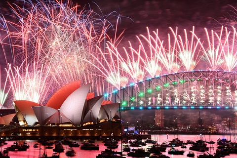 Pháo hoa gần Nhà hát Opera Sydney và Cầu Cảng trong lễ đón giao thừa ở Sydney, Úc, ngày 1-1-2024 - Ảnh: REUTERS Pháo hoa gần Nhà hát Opera Sydney và Cầu Cảng trong lễ đón giao thừa ở Sydney, Úc, ngày 1-1-2024 - Ảnh: REUTERS
