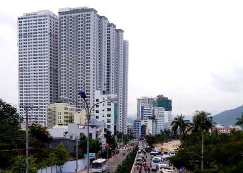 Chuyển Công an tỉnh Khánh Hòa và 2 sở xử lý đơn vụ Mường Thanh Viễn Triều- Ảnh 1. Các tòa nhà cao tầng tại khu Mường Thanh Viễn Triều bên đường Phạm Văn Đồng và bãi biển Hòn Chồng, TP Nha Trang (tỉnh Khánh Hòa) - Ảnh: PHAN SÔNG NGÂN