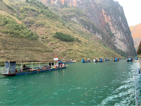 Các thuyền chở khách hoạt động hết công suất trong ngày 31-12 - Ảnh: Hóng biến Hà Giang Các thuyền chở khách hoạt động hết công suất trong ngày 31-12 - Ảnh: Hóng biến Hà Giang
