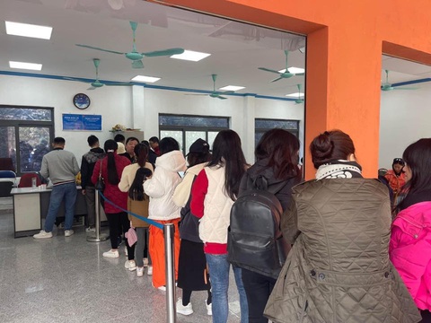 Du khách xếp hàng mua vé tại bến thuyền - Ảnh: Hóng biến Hà Giang Du khách xếp hàng mua vé tại bến thuyền - Ảnh: Hóng biến Hà Giang