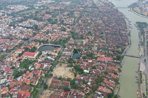 Hội An là nơi có một không hai về cảnh quan văn hóa và sinh thái- Ảnh 2. Quần thể di sản Hội An nằm bên bờ sông Hoài - Ảnh: B.D.
