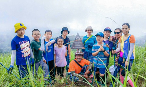 Mê mẩn vẻ đẹp hoang sơ trong Vườn quốc gia Núi Chúa- Ảnh 11. Người lớn, trẻ em cùng khám phá đỉnh Núi Chúa ở Vườn quốc gia Núi Chúa với độ cao hơn 1.000 mét so với mực nước biển - Ảnh: Ban quản lý Vườn quốc gia Núi Chúa