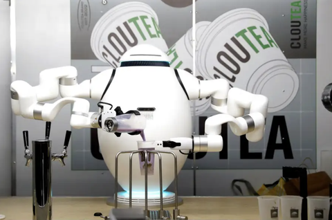 Những robot gây ấn tượng mạnh trong năm 2023- Ảnh 7. Robot Adam pha chế thức uống - Ảnh: REUTERS
