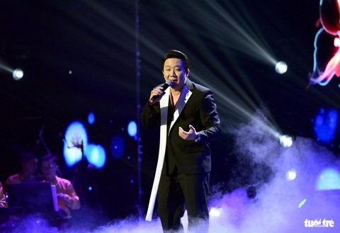 Live show dài 5 tiếng rưỡi của Như Quỳnh như một đêm tạp kỹ- Ảnh 3. Tối 30-12, Trấn Thành trình diễn hai tiết mục, một đơn ca và một song ca cùng Trường Vũ - Ảnh: DUYÊN PHAN