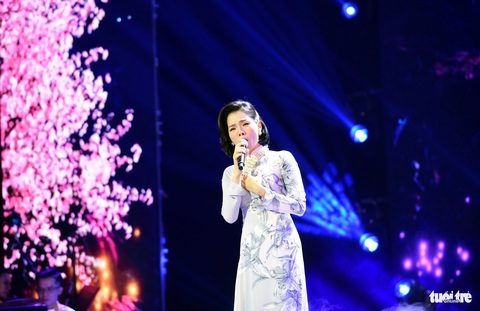 Live show dài 5 tiếng rưỡi của Như Quỳnh như một đêm tạp kỹ- Ảnh 4. Lệ Quyên góp giọng trong ba tiết mục: