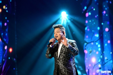 Live show dài 5 tiếng rưỡi của Như Quỳnh như một đêm tạp kỹ- Ảnh 5. Quang Lê cho biết đã có 22 năm làm việc chung với Như Quỳnh - Ảnh: DUYÊN PHAN