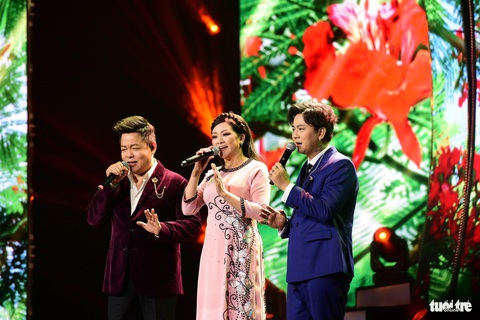 Live show dài 5 tiếng rưỡi của Như Quỳnh như một đêm tạp kỹ- Ảnh 6. Từ trái qua: Quang Lê, Như Quỳnh, Hoài Lâm - Ảnh: DUYÊN PHAN