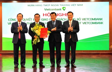 Vietcombank công bố nhân sự cấp cao HĐQT- Ảnh 1. Ông Đào Minh Tú - Phó Thống đốc thường trực NHNN Việt Nam (ngoài cùng bên trái) - trao quyết định và tặng hoa chúc mừng ông Nguyễn Thanh Tùng - Ảnh: VCB