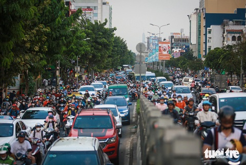 Cuối năm, 'vật lộn' với giao thông quanh sân bay Tân Sơn Nhất- Ảnh 1. Xe cộ nén chật ních trên đường Cộng Hòa, quanh sân bay Tân Sơn Nhất (quận Tân Bình) - Ảnh: CHÂU TUẤN