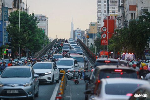 Cuối năm, 'vật lộn' với giao thông quanh sân bay Tân Sơn Nhất- Ảnh 3. Đoạn cầu vượt thép Cộng Hòa - Hoàng Hoa Thám được rào chắn, phân luồng một chiều vào giờ cao điểm nhưng tình trạng ùn ứ giao thông vẫn thường xuyên xảy ra do lượng lớn xe cộ đi lại - Ảnh: CHÂU TUẤN
