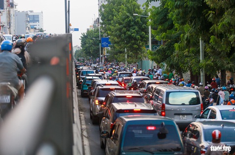 Cuối năm, 'vật lộn' với giao thông quanh sân bay Tân Sơn Nhất- Ảnh 4. “Khu vực quanh sân bay Tân Sơn Nhất ngày càng kẹt, đặc biệt những ngày gần Tết dương lịch kẹt bất kể giờ cao điểm. Hầu như đường nào quanh đây cũng kẹt nên tôi chỉ còn cách đối mặt, vật lộn với giao thông hiện tại và hy vọng các công trình mở rộng đường, nâng cấp nút giao sớm được xây dựng hoàn thành”, anh Trần Nhật Vĩnh, ngụ quận Bình Thạnh, chia sẻ - Ảnh: LÊ PHAN
