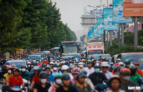 Cuối năm, 'vật lộn' với giao thông quanh sân bay Tân Sơn Nhất- Ảnh 7. Đại diện Sở Giao thông vận tải TP.HCM cho biết theo thống kê đến cuối tháng 11, ở TP.HCM vẫn có 69 vị trí rào chắn/28 tuyến đường và tập trung ở một số cửa ngõ TP.HCM gây ảnh hưởng nhiều đến giao thông. Đặc biệt vào dịp cuối năm, nhu cầu đi lại của người dân nhiều nên dẫn tới kẹt xe ở cửa ngõ, quanh bến xe, sân bay Tân Sơn Nhất - Ảnh: LÊ PHAN