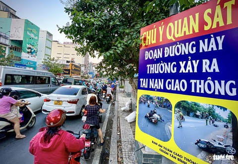 Cuối năm, 'vật lộn' với giao thông quanh sân bay Tân Sơn Nhất- Ảnh 11. Hơn bao giờ hết, người dân mong mỏi có những con đường lớn, những nút giao thông thông thoáng để việc đi lại được thông suốt, đảm bảo an toàn giao thông khi qua khu vực sân bay Tân Sơn Nhất - Ảnh: LÊ PHAN