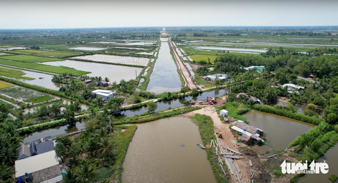 Cao tốc Cần Thơ - Cà Mau thi công xuyên Tết để bù đắp tiến độ- Ảnh 1. Một đoạn cao tốc Cần Thơ - Cà Mau đang chờ... cát - Ảnh: MẬU TRƯỜNG