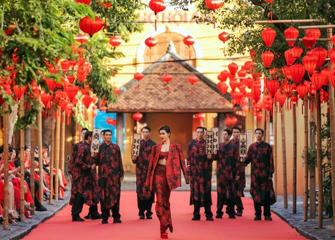 Vũ Ngọc Tú và Đinh Trường Tùng tạo chất liệu mới cho thiết kế - Ảnh: KIẾNG CẬN TEAM Vũ Ngọc Tú và Đinh Trường Tùng tạo chất liệu mới cho thiết kế - Ảnh: KIẾNG CẬN TEAM