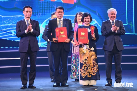 Tác giả Nguyễn Thụy Anh (thứ hai từ phải sang) nhận giải A Giải thưởng Sách Quốc gia - Ảnh: NVCC Tác giả Nguyễn Thụy Anh (thứ hai từ phải sang) nhận giải A Giải thưởng Sách quốc gia - Ảnh: NVCC